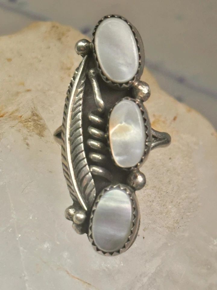 MOTHER OF PEARL RING NAVAJO FEATHER LONG 3 STONE SIZE 6 STERLING SILVER WOMEN: MOTHER OF PEARL RING NAVAJO FEATHER LONG 3 STONE SIZE 6 STERLING SILVER WOMEN Mother of pearl ring Navajo feather long 3 stone size 6 sterling silver women m Size 6 Weight. 6g Length 1 1/2" Width 1/2"
