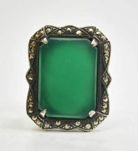 JADE RING ART DECO STERLING SILVER GIRLS WOMEN PINKY SIZE 5.75: JADE RING ART DECO STERLING SILVER GIRLS WOMEN PINKY SIZE 5.75 Green stone ring Art Deco sterling silver girls women pinky Size 5.75 Weight 6.5g Widest part of band 7/8" Thinnest part of band 1/8" Del