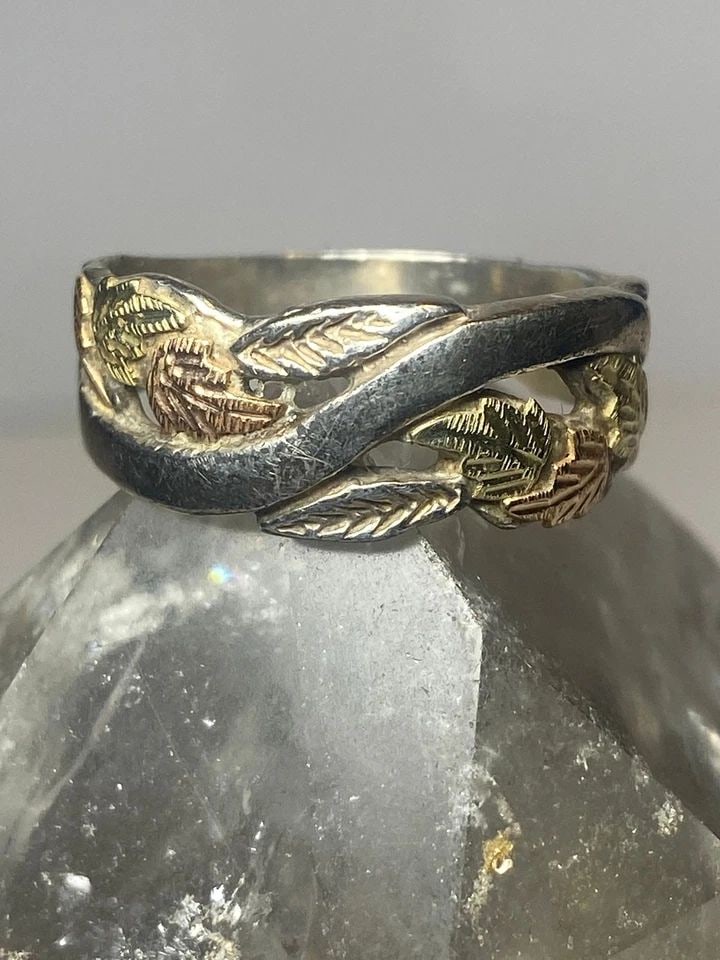 BLACK HILLS GOLD RING SIZE 10.75 LEAVES BAND STERLING SILVER WOMEN MEN: BLACK HILLS GOLD RING SIZE 10.75 LEAVES BAND STERLING SILVER WOMEN MEN Black Hills Gold ring leaves band sterling silver women men Size 10.75 Weight 5.3g Width. 3/8" Thinnest part 3/16"