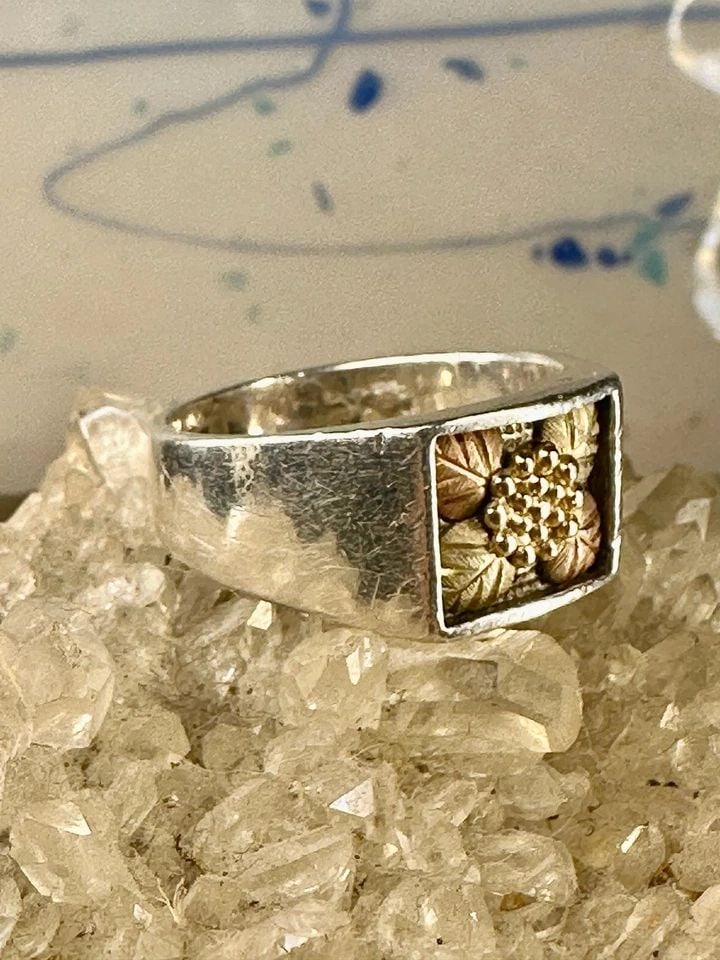 BLACK HILLS GOLD RING LEAVES STERLING SILVER SIZE 8.75 WOMEN MEN: BLACK HILLS GOLD RING LEAVES STERLING SILVER SIZE 8.75 WOMEN MEN Black Hills Gold ring leaves sterling silver size 8.75 women men Size 8.75 Between a size 8.75 and a size 9 Weight 5.8g Length. 3/8" Wi