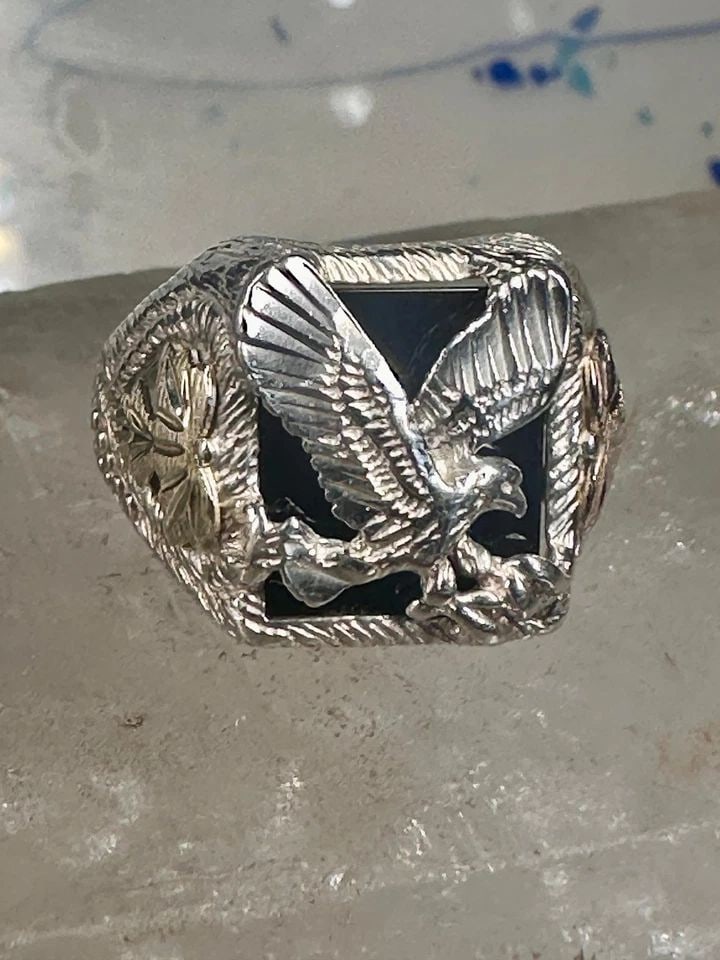 EAGLE RING BLACK HILLS GOLD ONYX BAND SIZE 11 STERLING SILVER WOMEN MEN: EAGLE RING BLACK HILLS GOLD ONYX BAND SIZE 11 STERLING SILVER WOMEN MEN Eagle ring Black Hills Gold band Onyx size 11 sterling silver women men 12K over sterling Size 11 Weight. 7.8g Length. 5/8" Widt