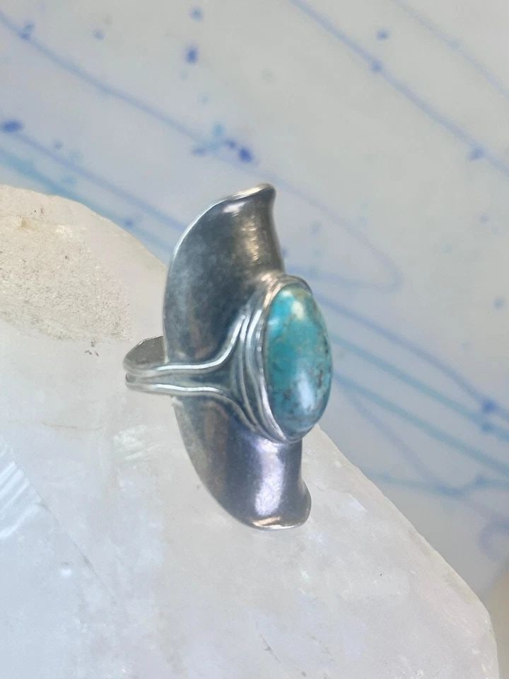 TURQUOISE RING FULL FINGER BAND SIZE 7.50 STERLING SILVER WOMEN: TURQUOISE RING FULL FINGER BAND SIZE 7.50 STERLING SILVER WOMEN Turquoise ring full finger band size 7.50 sterling silver women Size 6 Weight. 8.2g Length 1 5/8" Width 3/4" Thinnest part of band 3/16"
