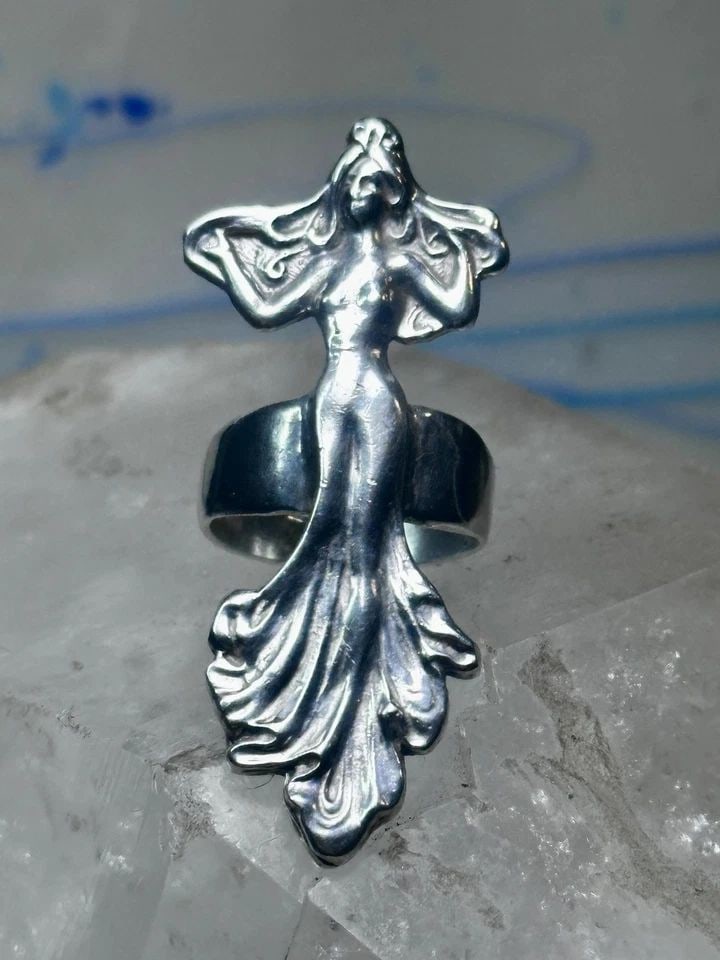 DANCING WOMAN RING LONG FIGURATIVE SIZE 7 STERLING SILVER WOMEN: DANCING WOMAN RING LONG FIGURATIVE SIZE 7 STERLING SILVER WOMEN Dancing woman ring long figurative size 7 sterling silver women Size 7 Weight. 10.7g Length 2" Width. 1 1/8" Thinnest part of band 3/16"