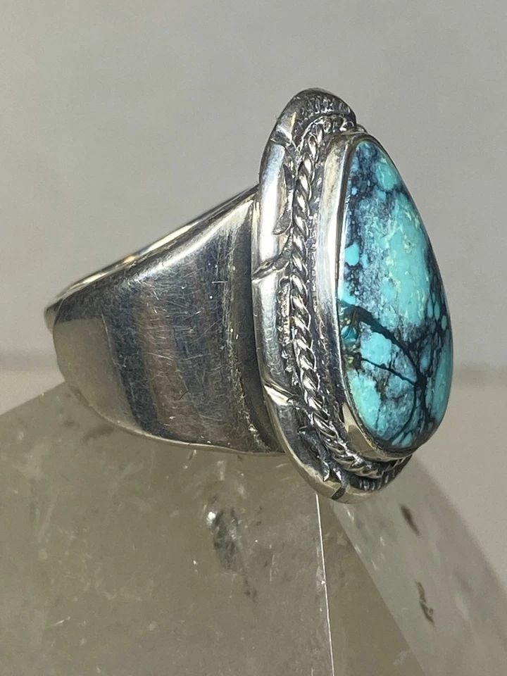 TURQUOISE RING TEARDROP BOHO BAND STERLING SILVER MEN WOMEN: TURQUOISE RING TEARDROP BOHO BAND STERLING SILVER MEN WOMEN Turquoise ring size 6.25 Teardrop boho band sterling silver men women Size 6.25 Between a size 6.25 and a size 6.50 Weight. 13g Length. 1" W