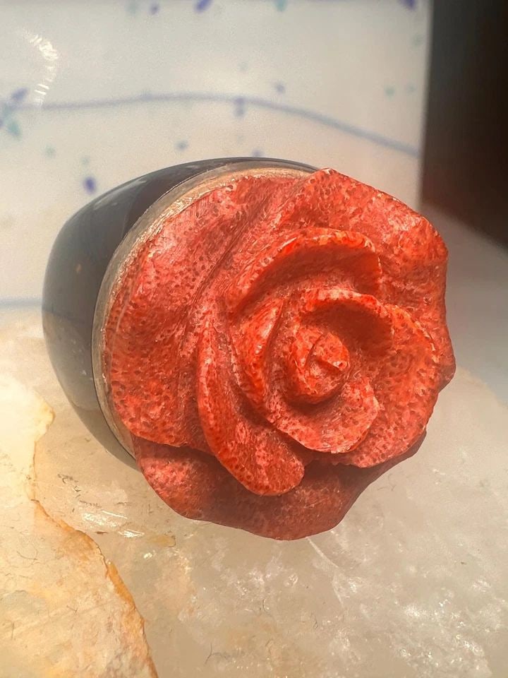 ROSE RING SPONGE CORAL ONYX BULKY BAND SIZE 7.50 FLORAL WOMEN: ROSE RING SPONGE CORAL ONYX BULKY BAND SIZE 7.50 FLORAL WOMEN Rose ring sponge coral onyx bulky band size 7.50 floral women Size 7.50 Weight. 16.8g Length 1" Width 1" Thinnest part of band 3.8"