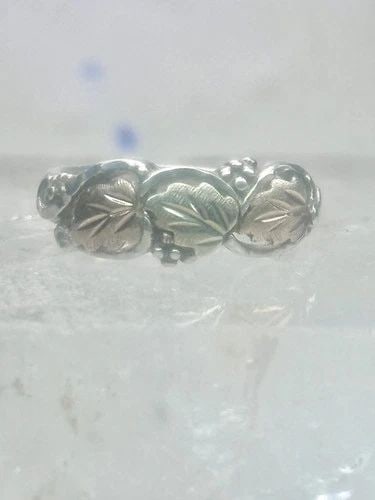 BLACK HILLS GOLD RING WEDDING LEAVES BAND SIZE 6.50 STERLING SILVER WOMEN: BLACK HILLS GOLD RING WEDDING LEAVES BAND SIZE 6.50 STERLING SILVER WOMEN Black Hills Gold ring wedding band size 6.50 sterling silver women Size 6.50. Between a size 6.50 and a size 6.75 Weight 3.2g 