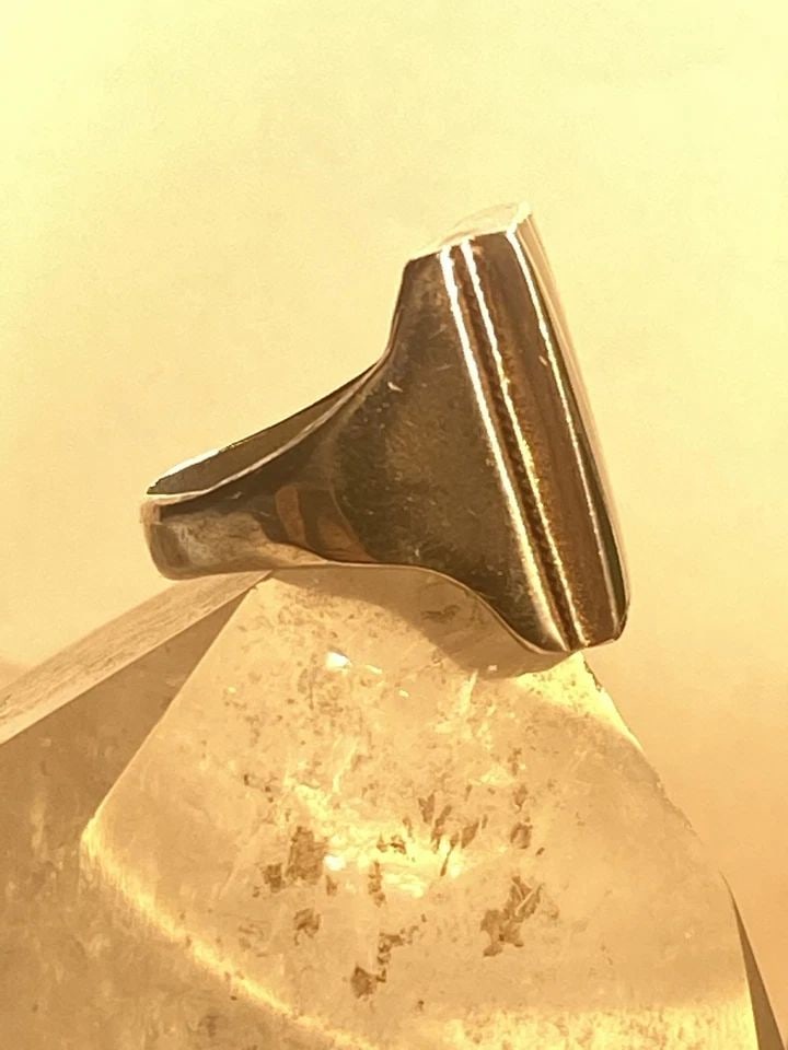 GREEN RING SIZE 8.75 STERLING SILVER MEN WOMEN: GREEN RING SIZE 8.75 STERLING SILVER MEN WOMEN Green ring sterling silver men women Size 8.75 Between a. size 8.75 and a size 9 Weight 14g Length. 7/8" Width 1/2" Thinnest part of band 3/16"