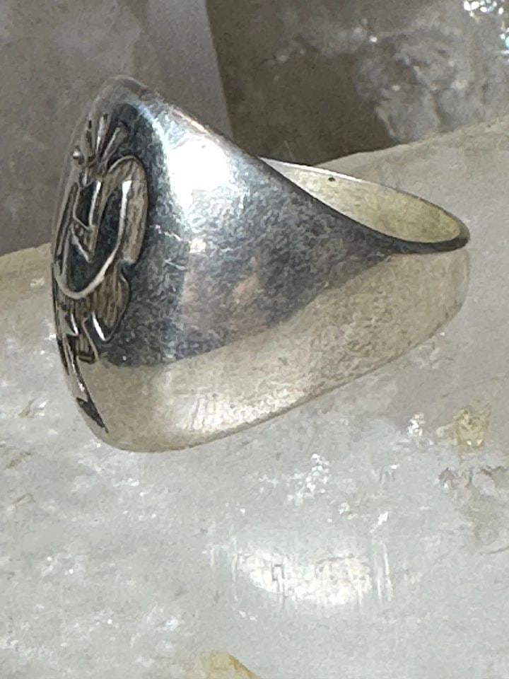 KOKOPELLI RING SIZE 9.50 STERLING SILVER WOMEN MEN: KOKOPELLI RING SIZE 9.50 STERLING SILVER WOMEN MEN Kokopelli ring size 9.50 sterling silver women men Size 9.50 Between a size 9.50 and a size 9.75 Weight. 16.3g Length 7/8" Width 1/2" Thinnest part o