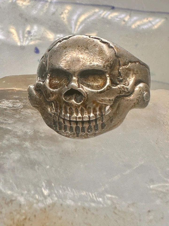 SKULL RING BIKER BAND JAW MOVES A LITTLE SIZE 13.50 FIGURATIVE STERLING SILVER M: SKULL RING BIKER BAND JAW MOVES A LITTLE SIZE 13.50 FIGURATIVE STERLING SILVER M Skull ring biker band jaw moves a little size 13.50 figurative sterling silver men Size 13.50 Weight 10g Width 3/4" Thi