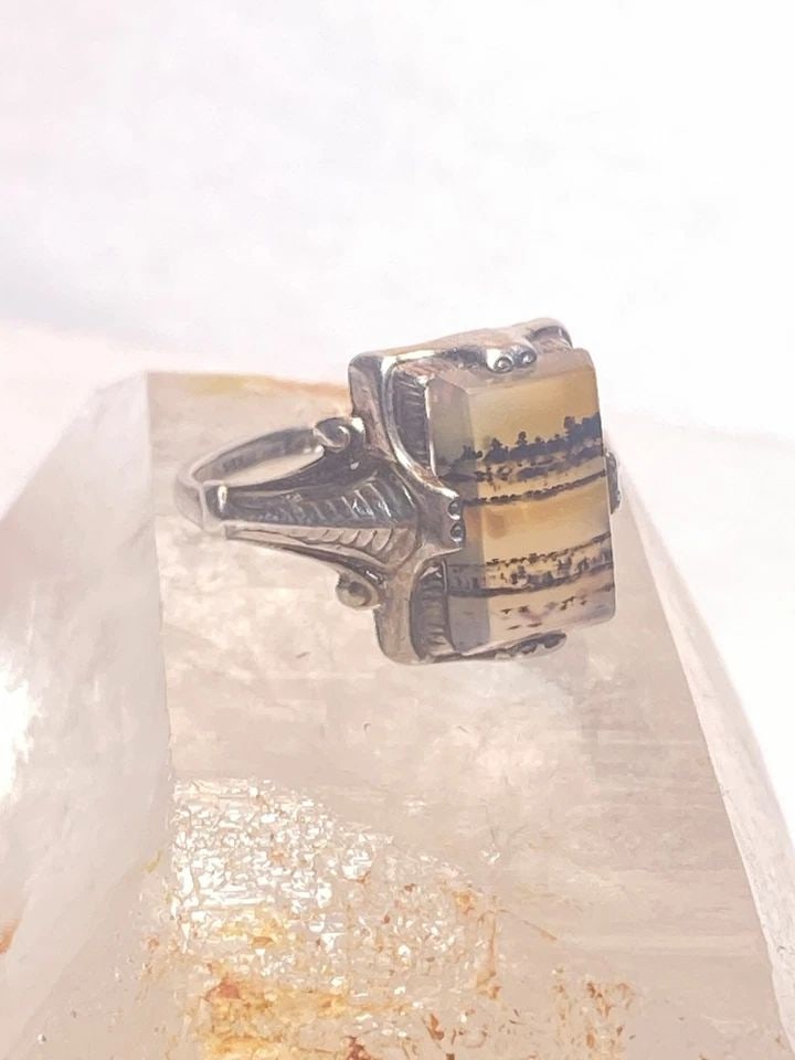 AGATE RING SIZE 5.25 ART DECO PINKY STERLING SILVER WOMEN: AGATE RING SIZE 5.25 ART DECO PINKY STERLING SILVER WOMEN Agate ring Art Deco pinky sterling silver women Size 5.25 Between a size 5.25 and a size 5.50 Weight 3g Length 5/8" Width 3/8" Thinnest part o