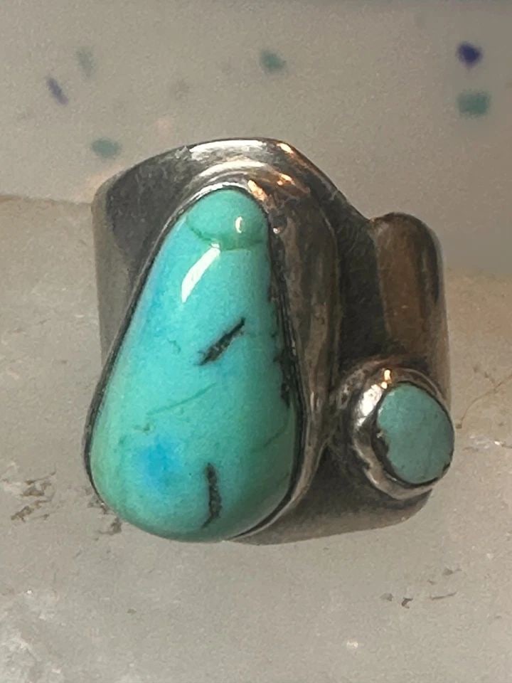 NAVAJO TURQUOISE RING SIZE 4 STERLING SILVER PINKY CIGAR BAND WOMEN GIRLS: NAVAJO TURQUOISE RING SIZE 4 STERLING SILVER PINKY CIGAR BAND WOMEN GIRLS Navajo turquoise ring size 4 sterling silver pinky cigar band women girls Size 4 Weight 6.8g Length. 3/4" Width 5/16" Thinnest