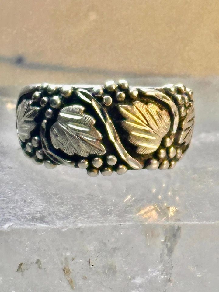 BLACK HILLS GOLD RING WEDDING BAND LEAVES STERLING SILVER SIZE 7.50 WOMEN MEN: BLACK HILLS GOLD RING WEDDING BAND LEAVES STERLING SILVER SIZE 7.50 WOMEN MEN Black Hills Gold ring wedding band leaves sterling silver size 7.50 women men Size 7.50 Weight 6.9g Width 7/18" Thinnest p