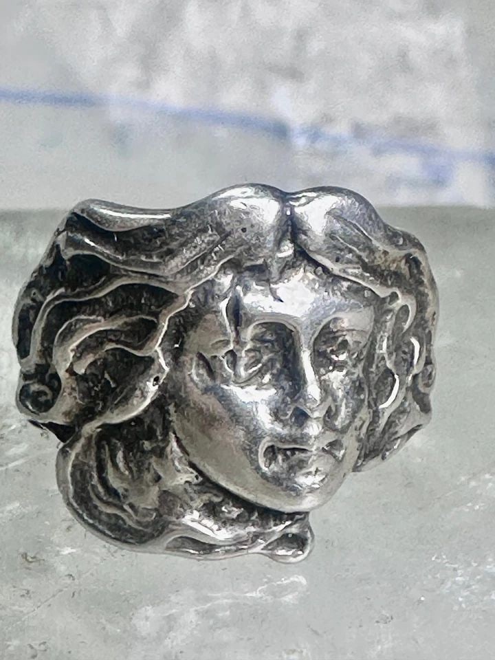 VINTAGE LADY FACE RING BAND SIZE 6 STERLING SILVER WOMEN GIRL: VINTAGE LADY FACE RING BAND SIZE 6 STERLING SILVER WOMEN GIRL Vintage Lady Face ring band size 5.75 sterling silver women girl Size 5.75 Weight 4.2g Width. 5/8" Thinnest part of band in back 1/8"