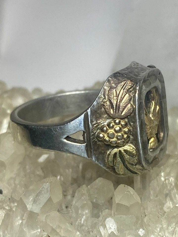 EAGLE RING ONYX BAND STERLING SILVER WOMEN GIRLS SIZE 5.75: EAGLE RING ONYX BAND STERLING SILVER WOMEN GIRLS SIZE 5.75 Eagle ring onyx band sterling silver women girls Detailed with overlay of some type of gold metal Size 5.75 Weight 5.6g Length 1/2" Width. 1/