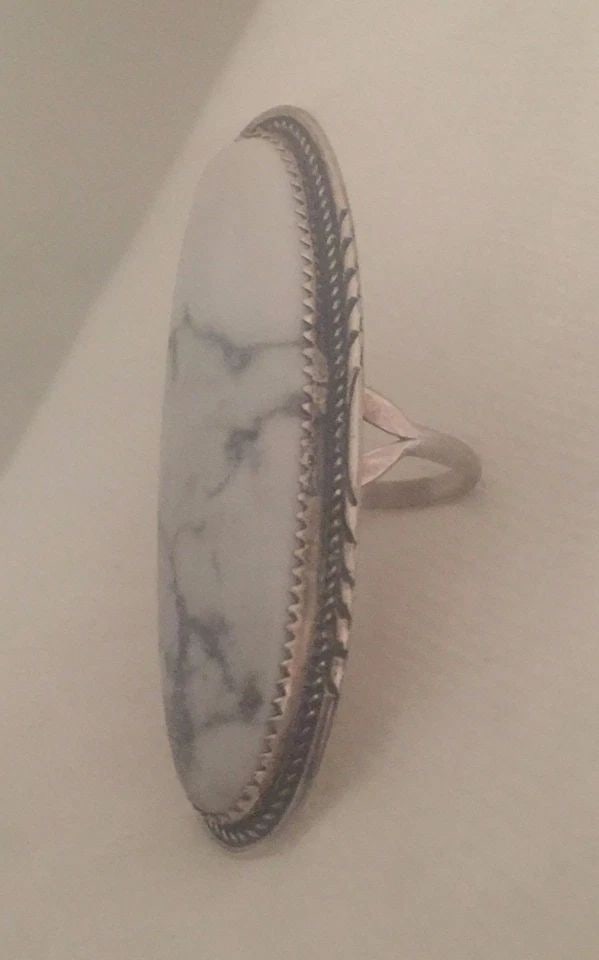 VINTAGE STERLING SILVER NATIVE AMERICAN NAVAJO RING WHITE STONE SIZE 5.75 (1 of 2)