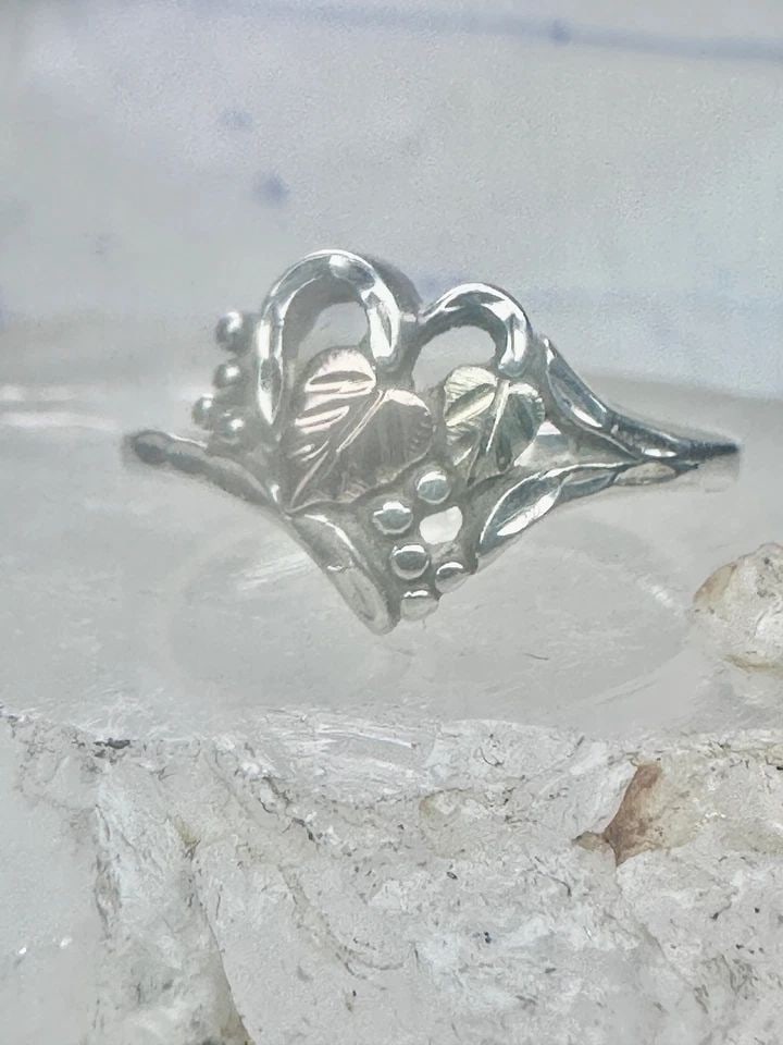 BLACK HILLS GOLD RING HEART LOVE VALENTINE LEAVES FLORAL SIZE 8.25 STERLING: BLACK HILLS GOLD RING HEART LOVE VALENTINE LEAVES FLORAL SIZE 8.25 STERLING Black Hills Gold ring heart love Valentine leaves floral size 8.25 sterling silver women Size 8.25 Weight 3.9g Length 1/2" W