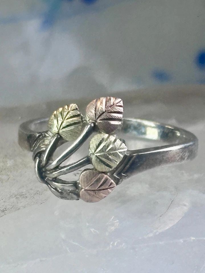 BLACK HILLS GOLD RING SIZE 9 LEAVES FLORAL BAND STERLING SILVER WOMEN GIRLS: BLACK HILLS GOLD RING SIZE 9 LEAVES FLORAL BAND STERLING SILVER WOMEN GIRLS Black Hills Gold ring size 9 leaves floral band Sterling silver women girls Size 9 Weight. 3g Width 1/2" Thinnest part of ba