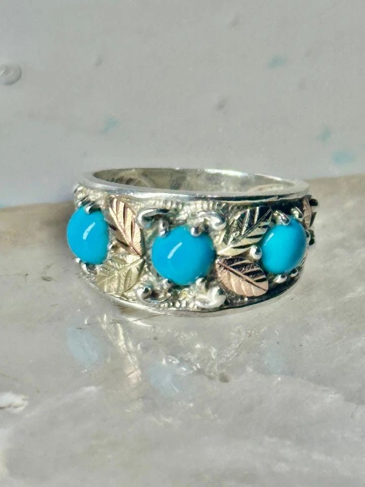 BLACK HILLS RING 3 STONE TURQUOISE BAND STERLING SILVER SIZE 5.75 WOMEN: BLACK HILLS RING 3 STONE TURQUOISE BAND STERLING SILVER SIZE 5.75 WOMEN Black Hills Ring 3 stone turquoise band sterling silver size 5.75 women Size 5.75 Weight 4.8g Width 3/8" Band in Back 1/4"