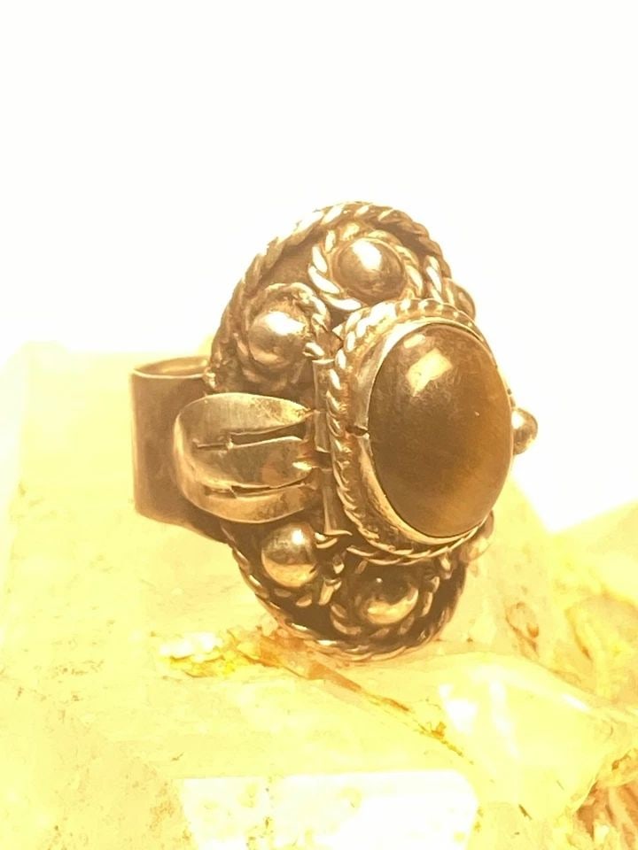 POISON RING SIZE 6 TIGER EYE MEXICO STERLING SILVER WOMEN GIRLS: POISON RING SIZE 6 TIGER EYE MEXICO STERLING SILVER WOMEN GIRLS Poison ring Tiger eye Mexico sterling silver women girls Size 6 adjustable Weight 7g length. 1" Width 1/2" Thinnest part 1/4" Delivered 