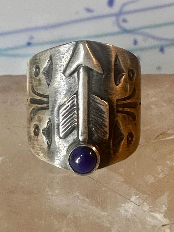 VINTAGE SOUTHWEST BLUE LAPIS LAZULI ARROW SIZE 6.25 STERLING SILVER WOMEN MEN: VINTAGE SOUTHWEST BLUE LAPIS LAZULI ARROW SIZE 6.25 STERLING SILVER WOMEN MEN Vintage Southwest blue lapis lazuli arrow size 6.25 sterling silver women men Size 6.25 Weight 21.4g Width 3/4" Thinnest p