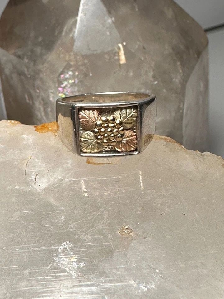 BLACK HILLS GOLD RING SIZE 6.75 LEAVES BAND STERLING SILVER WOMEN MEN: BLACK HILLS GOLD RING SIZE 6.75 LEAVES BAND STERLING SILVER WOMEN MEN Black Hills Gold ring size 6.75 leaves band sterling silver women men Size 6.75 Weight 6g Length. 3/8" Width 1 /2" Thinnest part o