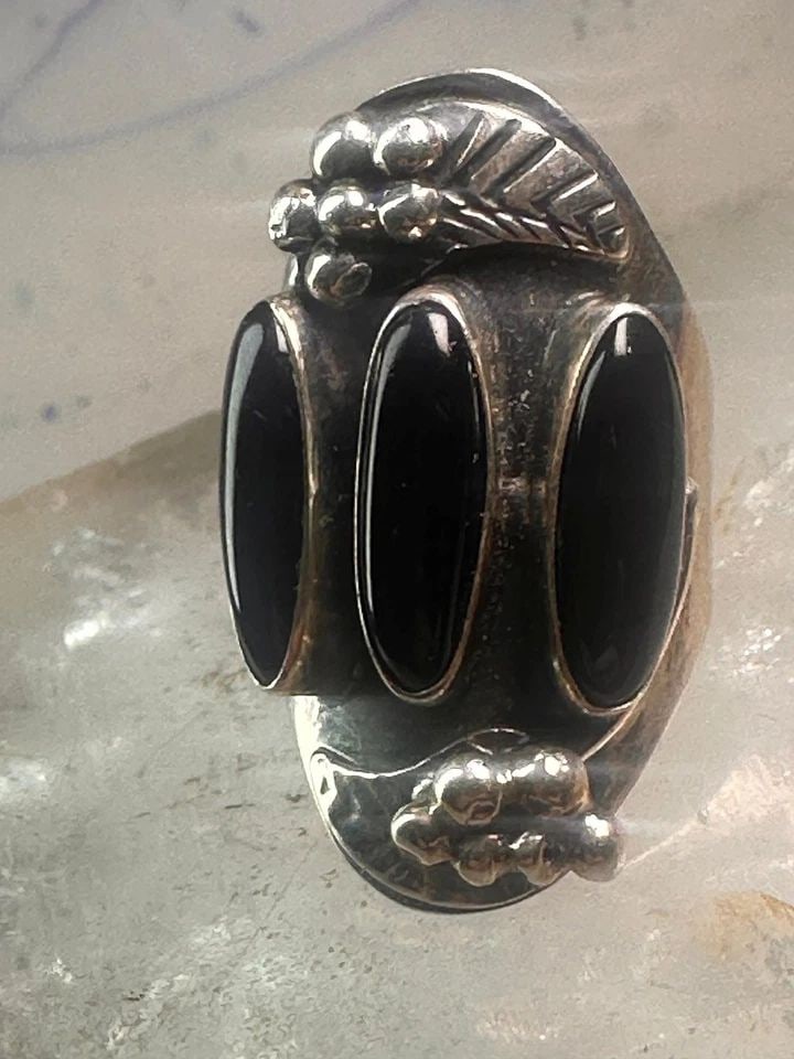 VINTAGE ONYX RING LEAF SOUTHWEST LONG CIGAR BAND SIZE 7 STERLING SILVER WOMEN: VINTAGE ONYX RING LEAF SOUTHWEST LONG CIGAR BAND SIZE 7 STERLING SILVER WOMEN Vintage onyx ring leaf southwest long cigar band size 7 Sterling silver women signed M Size 7 Weight 8.9g Length. 1 3/8" W