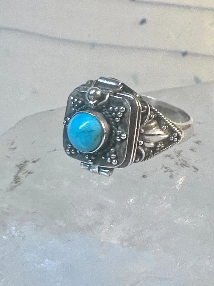 VINTAGE POISON RING TURQUOISE BOHO SIZE 7.75 STERLING SILVER WOMEN GIRLS: VINTAGE POISON RING TURQUOISE BOHO SIZE 7.75 STERLING SILVER WOMEN GIRLS Vintage poison ring turquoise boho size 7.75 sterling silver women girls Size 7.75 Between a size 7.75 and a size 8 Weight 4.5g
