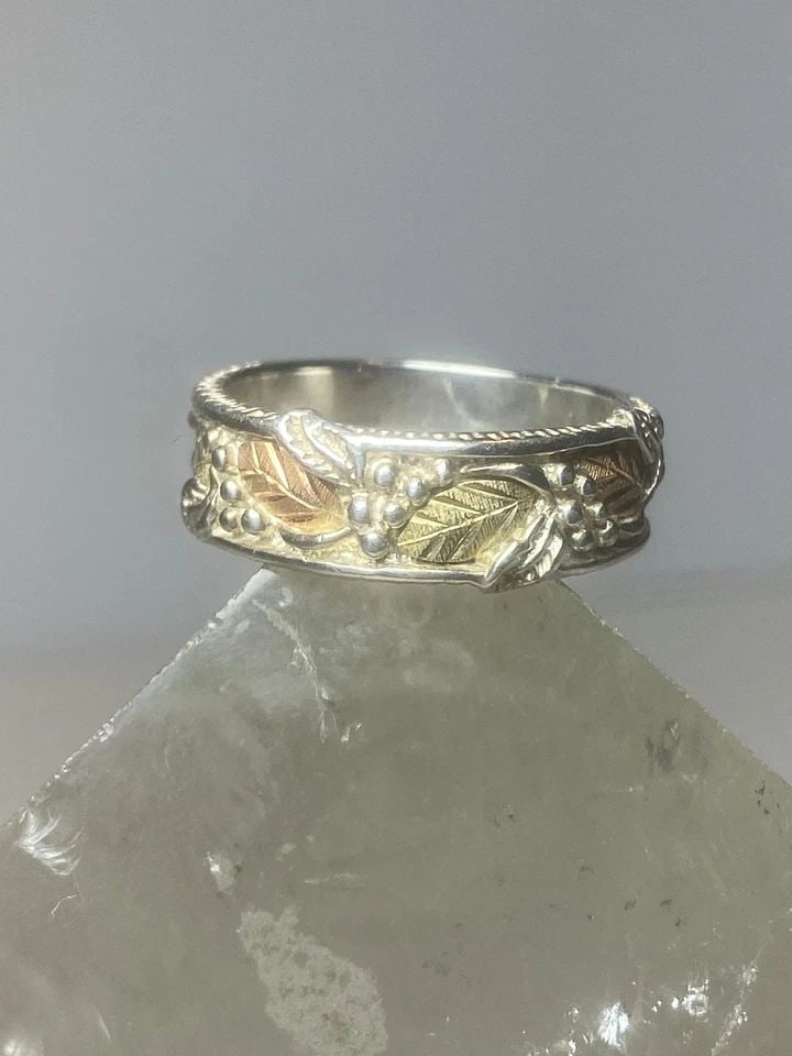 BLACK HILLS GOLD RING LEAF BAND FLORAL STERLING SILVER BOHO WOMEN GIRLS: BLACK HILLS GOLD RING LEAF BAND FLORAL STERLING SILVER BOHO WOMEN GIRLS Black Hills Gold ring leaf band floral sterling silver boho women girls Detailed w12K over sterling silver Size 6.75 Weight 4.2g