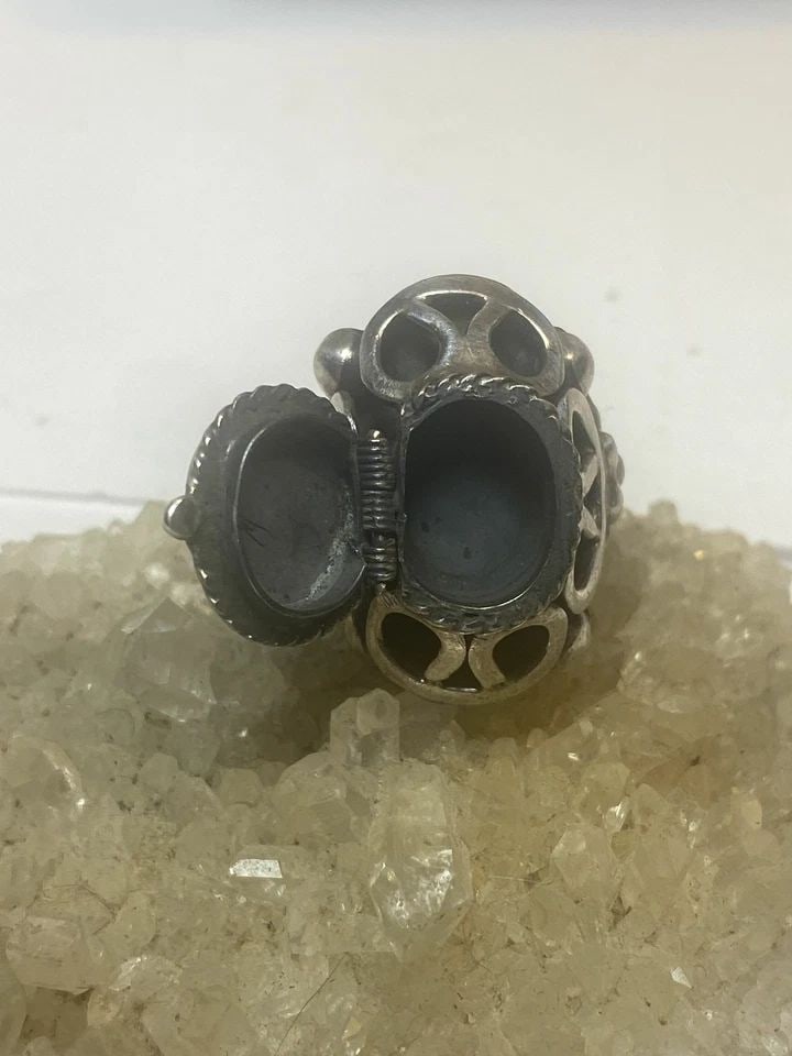 POISON RING BLUE LAPIS ? MEXICO STERLING SILVER PINKY WOMEN GIRLS: POISON RING BLUE LAPIS ? MEXICO STERLING SILVER PINKY WOMEN GIRLS Poison ring blue lapis ? Mexico sterling silver women girls Size 5.50 Weight 8.6g Length 7/8" Width 3/8" Thinnest back of band 3/16"