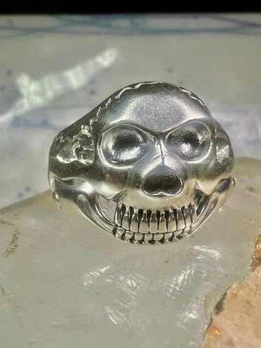 SKULL RING SIZE 14 FIGURATIVE MOVING JAW STERLING SILVER MEN: SKULL RING SIZE 14 FIGURATIVE MOVING JAW STERLING SILVER MEN Skull ring size 14 figurative moving jaw sterling silver men Size 14 Between a size 14 and a size 14.25 Weight 20.7g Width 7/8" Thinnest pa