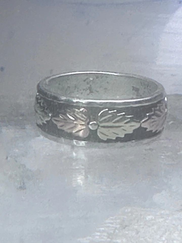 BLACK HILLS GOLD RING WEDDING LEAVES BAND SIZE 5.25 STERLING SILVER WOMEN PINKY: BLACK HILLS GOLD RING WEDDING LEAVES BAND SIZE 5.25 STERLING SILVER WOMEN PINKY Black Hills Gold Ring wedding leaves band size 5.25 sterling silver women pinky Detailed with 12K over sterling silver S
