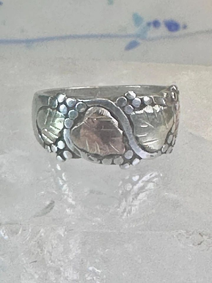 BLACK HILLS GOLD RING FLORAL WEDDING BAND LEAVES SIZE 4.5 STERLING SILVER WOMEN: BLACK HILLS GOLD RING FLORAL WEDDING BAND LEAVES SIZE 4.5 STERLING SILVER WOMEN Black Hills Gold ring floral wedding band leaves size 4.5 sterling silver women Size 4.50 Weight. 4.4g Width 7/16" Thinn