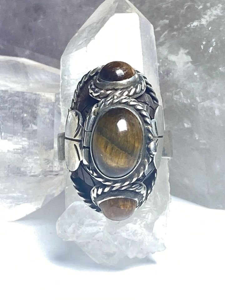 POISON RING TIGER EYE MEXICO SOLID STERLING SILVER BAND WOMEN: POISON RING TIGER EYE MEXICO SOLID STERLING SILVER BAND WOMEN Poison ring tiger eye Mexico sterling silver band women Size 7.50 Weight 11.9g Length 1" Width 13/32" Thinnest part of band 3/16"