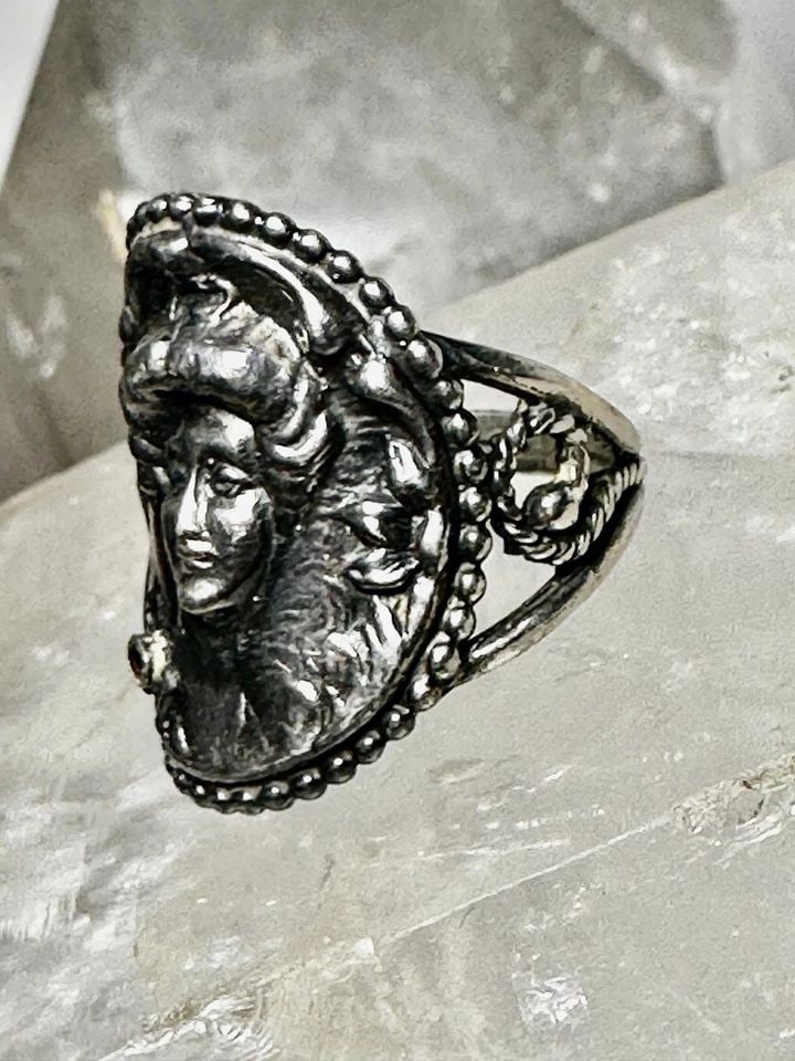 FACE RING ART DECO FLORAL SIZE 8.75 STERLING SILVER WOMEN: FACE RING ART DECO FLORAL SIZE 8.75 STERLING SILVER WOMEN Face ring Art Deco Floral Size 8.75 Sterling Silver women Size 8.75 Between a size 8.75 and a size 9 Weight 5.5g Length 1" Width 3/4" Thinnest