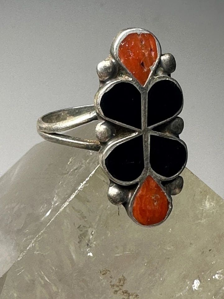 LONG FLORAL RING SIZE 7.25 SOUTHWEST ONYX CORAL STERLING SILVER WOMEN GIRLS: LONG FLORAL RING SIZE 7.25 SOUTHWEST ONYX CORAL STERLING SILVER WOMEN GIRLS Long floral ring size 7.25 southwest onyx coral sterling silver women girls Size 7.25 Weight 4g Length. 1 1/8" Width 1/2" Th