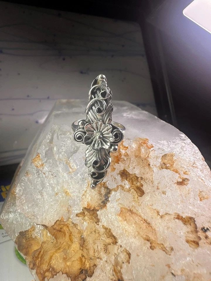 NAVAJO LONG SQUASH BLOSSOM RING SIZE 9.75 STERLING SILVER GIRLS WOMEN: NAVAJO LONG SQUASH BLOSSOM RING SIZE 9.75 STERLING SILVER GIRLS WOMEN Navajo long squash blossom Ring size 9.75 sterling silver girls women Size 9.75 Weight 5.3g Length. 1 5/8" Width 3/4" Thinnest par
