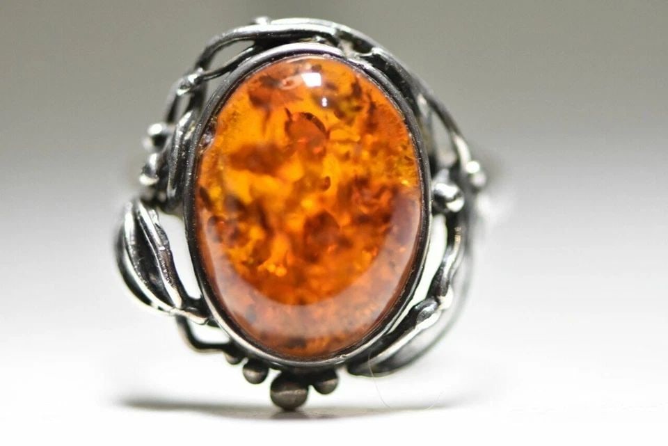 AMBER RING ART NOUVEAU FLORAL STERLING SILVER WOMEN GIRLS SIZE 7.50: AMBER RING ART NOUVEAU FLORAL STERLING SILVER WOMEN GIRLS SIZE 7.50 Amber Ring Art Nouveau Arts & Crafts Movement sterling silver women girls Size 7.50 Weight 4.1g Widest part of band 13/16" Thinnest 