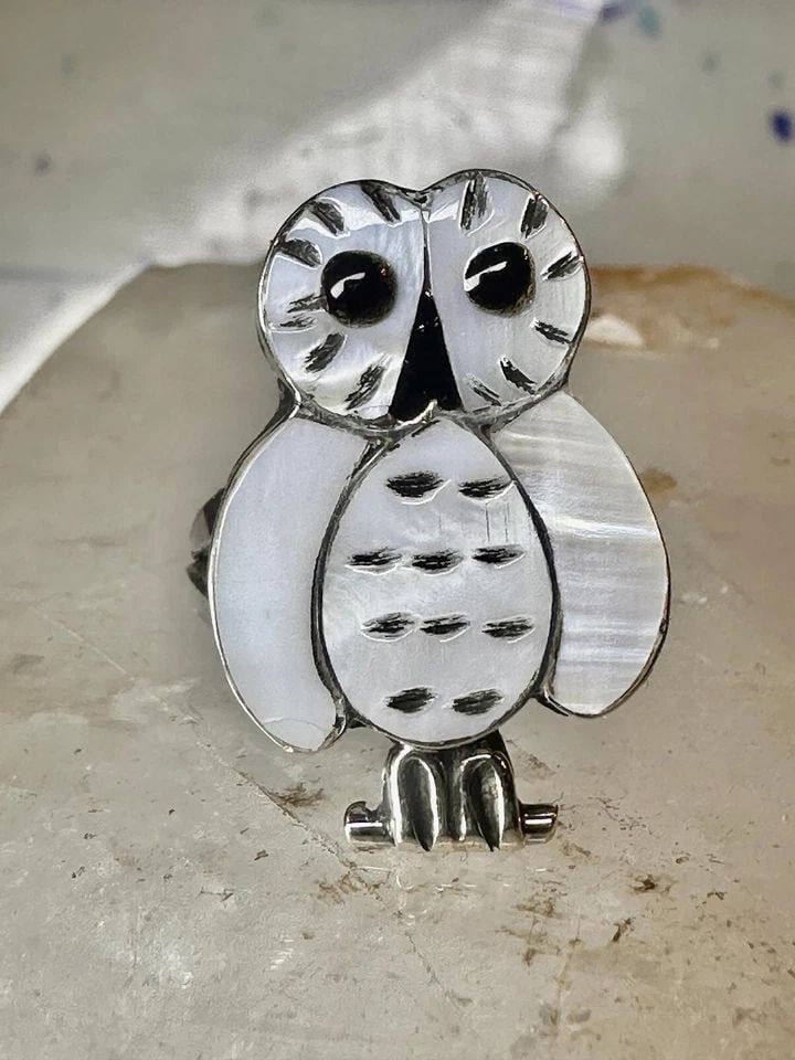 OWL RING SNOWY ZUNI MOTHER OF PEARL SIZE 6.5 REGINDA KALLESTEWA STERLING SILVER: OWL RING SNOWY ZUNI MOTHER OF PEARL SIZE 6.5 REGINDA KALLESTEWA STERLING SILVER Owl ring snowy Zuni Mother of pearl size 6.5 by Reginda Kallestewa sterling silver Size 6.50 Between a size 6.50 and a s