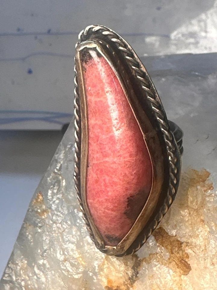 NAVAJO LONG RING RHODOCHROSITE SIZE 6.50 STERLING SILVER WOMEN: NAVAJO LONG RING RHODOCHROSITE SIZE 6.50 STERLING SILVER WOMEN Navajo long ring rhodochrosite size 6.50 sterling silver women Size 6.50 Weight 23.6g Length 2" Width 1" Thinnest part of band 1/4"