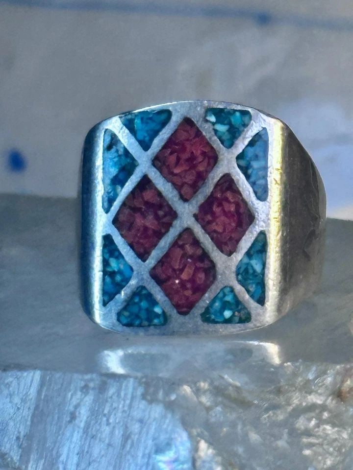 NAVAJO RING TURQUOISE CORAL CHIPS SIZE 10 STERLING SILVER WOMEN MEN: NAVAJO RING TURQUOISE CORAL CHIPS SIZE 10 STERLING SILVER WOMEN MEN Navajo Ring Turquoise Coral chips size 10 sterling silver women men Size 10 Weight 11.8g Length 3/4" Width 5/8" Thinnest part of ban