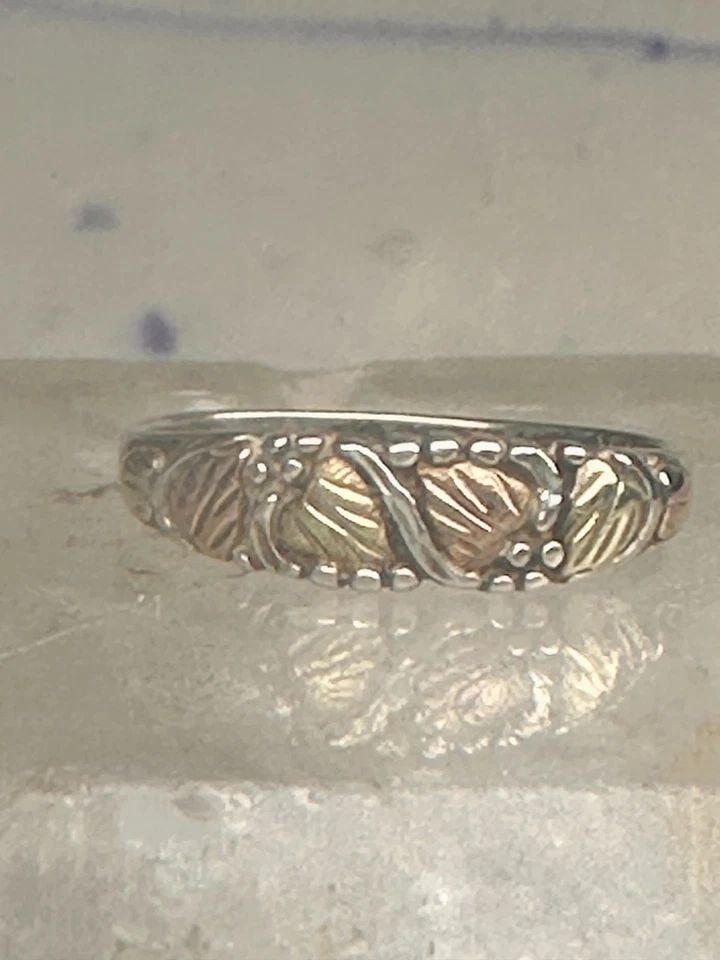 BLACK HILLS GOLD RING SLENDER LEAVES WEDDING BAND SIZE 5 STERLING SILVER WOMEN: BLACK HILLS GOLD RING SLENDER LEAVES WEDDING BAND SIZE 5 STERLING SILVER WOMEN Black Hills Gold ring slender leaves wedding band size 5 sterling silver women girls Size 5 Weight 1.7g Width 3/16" Band 