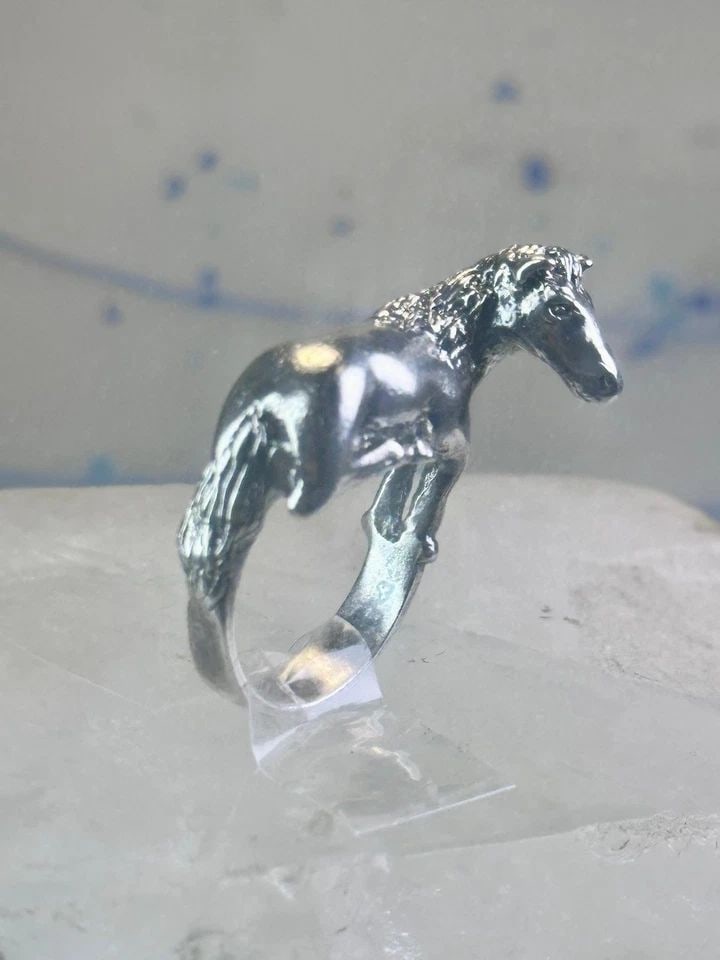 HORSE RING ANIMAL SOUTHWESTERN BAND SIZE 5 COWGIRL STERLING SILVER WOMEN: HORSE RING ANIMAL SOUTHWESTERN BAND SIZE 5 COWGIRL STERLING SILVER WOMEN Horse ring animal band size 5 cowgirl sterling silver women Size 4.75 Between a size 4.75 and a size 5 Weight. 13.3g Length 1/2