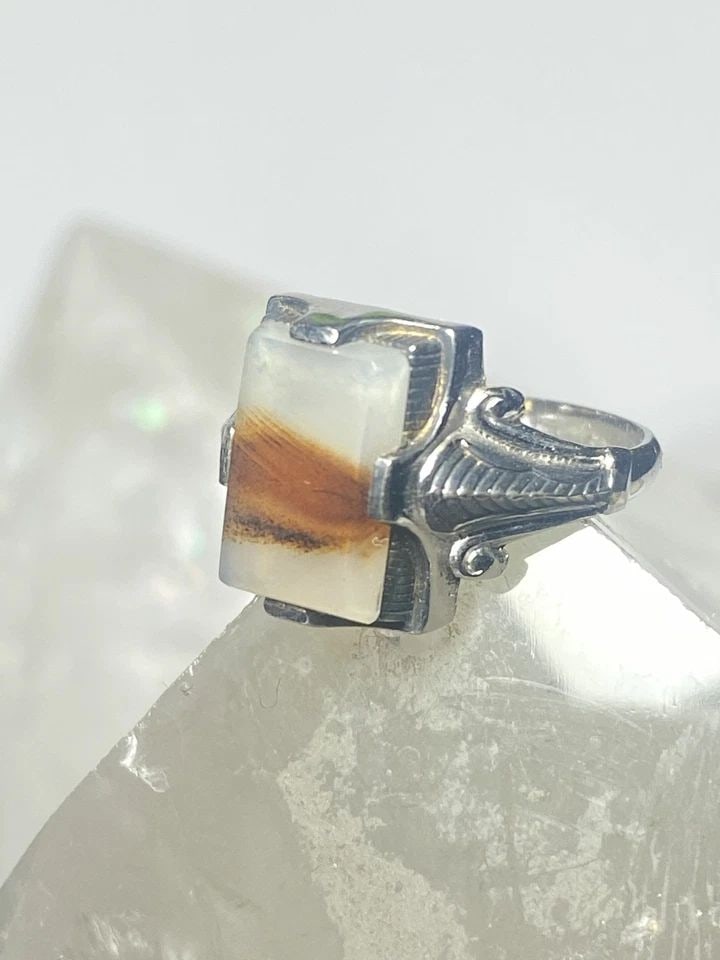AGATE RING ART DECO STERLING SILVER WOMEN: AGATE RING ART DECO STERLING SILVER WOMEN Agate ring Art Deco sterling silver women Size 7.25 Weight 2.8g Length. 1/2" Width 3/8" Thinnest part of band. 1/8"