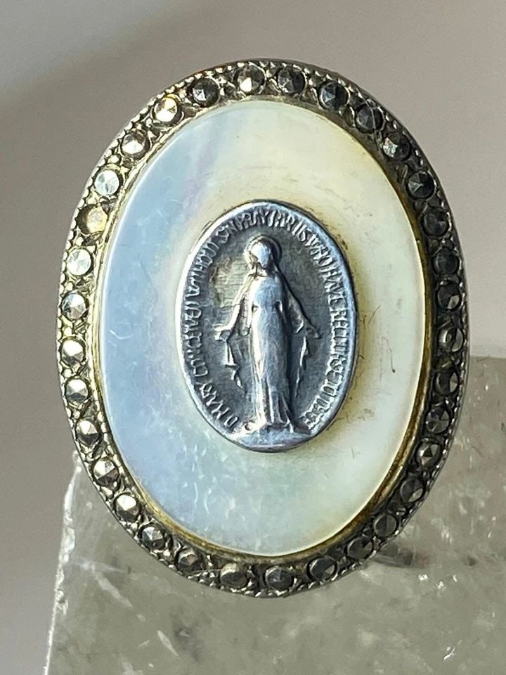 MADONNA RING MOTHER OF PEARL MARCASITES ART DECO STERLING SILVER WOMEN GIRLS: MADONNA RING MOTHER OF PEARL MARCASITES ART DECO STERLING SILVER WOMEN GIRLS Madonna ring Mother of Pearl marcasites Art Deco sterling silver women girls Size 2.50 Weight 6.1g Length. 7/8" Width . 5/8