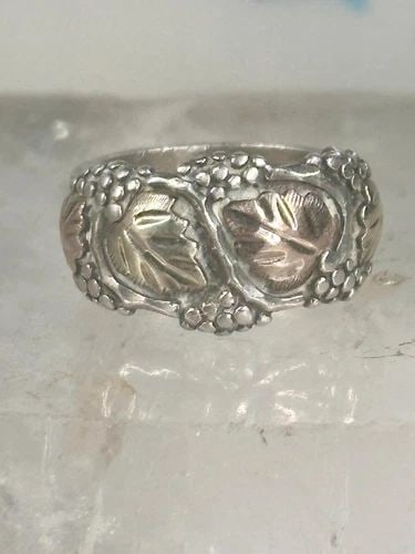 BLACK HILLS GOLD RING LEAVES PINKY BAND SIZE 4.50 STERLING SILVER WOMEN GIRLS: BLACK HILLS GOLD RING LEAVES PINKY BAND SIZE 4.50 STERLING SILVER WOMEN GIRLS Black Hills Gold ring leaves pinky band size 4.50 sterling silver women girls Size 4.50 Weight 5.8g Widest part 3/8" Thinn