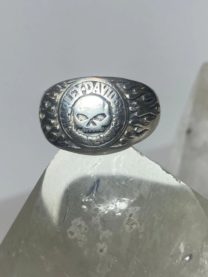 HARLEY DAVIDSON RING BIKER STERLING SILVER WOMEN MEN: HARLEY DAVIDSON RING BIKER STERLING SILVER WOMEN MEN Harley Davidson ring biker sterling silver women men Size 13.50 Between a size 13.50 and a size 13.75 Weight 15.4g Widest part 5/8" Thinnest part 1