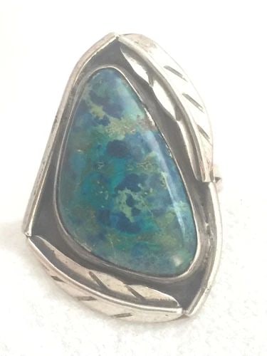 NAVAJO RING SIZE 6.75 TURQUOISE FEATHER LEAVES VINTAGE STERLING SILVER WOMEN: NAVAJO RING SIZE 6.75 TURQUOISE FEATHER LEAVES VINTAGE STERLING SILVER WOMEN Navajo ring size 6.75 Turquoise with feathers leaves Vintage Sterling Silver women Size 6.75 Weight 7.2g Length 1 1/16" Wid