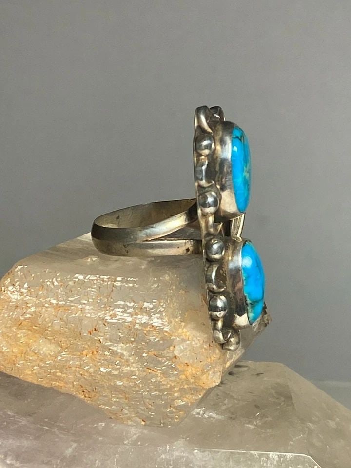 LONG TURQUOISE RING NAVAJO SOUTHWEST STERLING SILVER WOMEN: LONG TURQUOISE RING NAVAJO SOUTHWEST STERLING SILVER WOMEN Long Turquoise ring Navajo southwest sterling silver women Size 8.25 Weight 10.7g Length. 1 1/2" Width 7/8" Thinnest part of the band in back