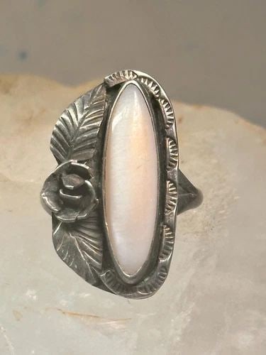 LONG MOTHER OF PEARL RING NAVAJO FEATHER SIZE 5.50 STERLING SILVER WOMEN: LONG MOTHER OF PEARL RING NAVAJO FEATHER SIZE 5.50 STERLING SILVER WOMEN Long Mother of Pearl ring Navajo feather size 5.50 sterling silver women Size 5.50 Weight.4.7g Length. 1" Width 5/8" Thinnest p