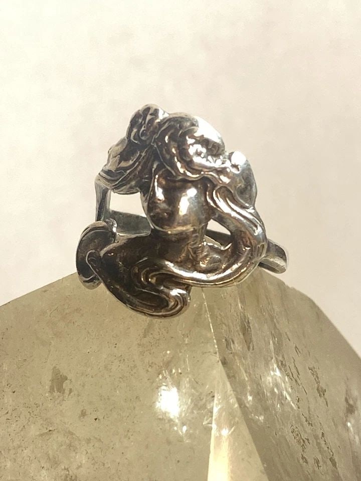 FACE RING SIZE 7.75 FIGURATIVE ART DECO BAND STERLING SILVER WOMEN GIRLS: FACE RING SIZE 7.75 FIGURATIVE ART DECO BAND STERLING SILVER WOMEN GIRLS Face ring figurative Art Deco band sterling silver women girls Size 7.75 Between a size 7.75 and a size 8 Weight 4.7g Length 3/